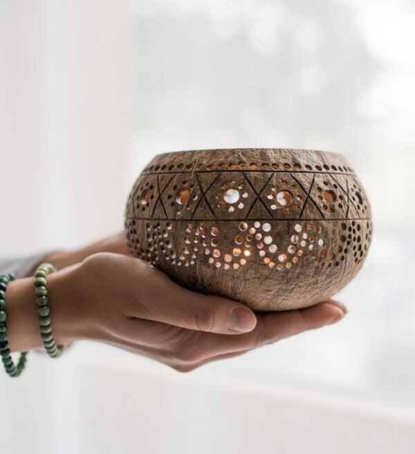 Kokosnuss Windlicht HIPPIE mit handgeknüpften Untersetzer aus recycelten Kokosfasern – Bild 3